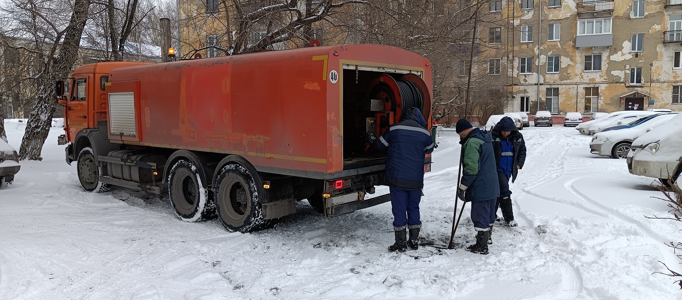 Прочистка канализации от засоров гидропромывочной машиной и специальным оборудованием в Усинске