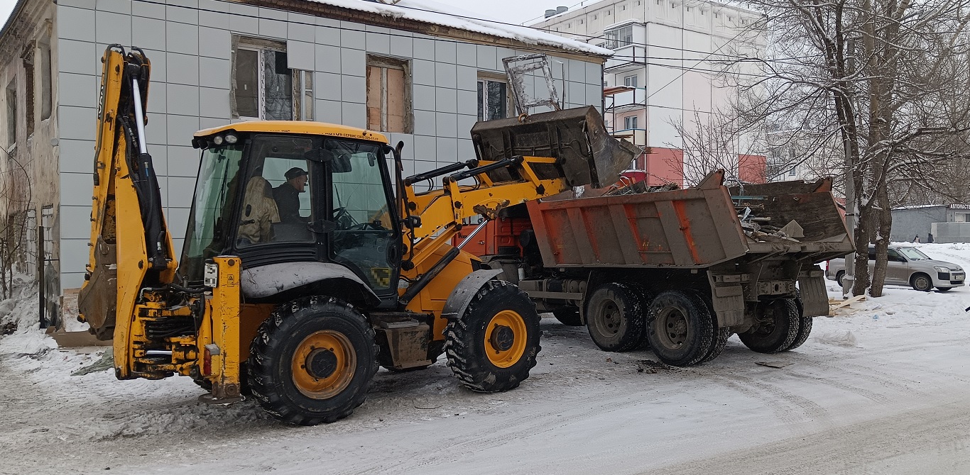 Уборка и вывоз строительного мусора, ТБО с помощью экскаватора и самосвала в Сосногорске